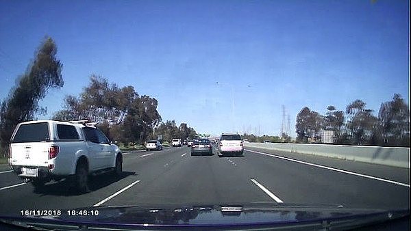 墨尔本车主高峰期在高速公路玩“猫鼠游戏”！车辆追逐差点酿大祸（图/视频） - 2