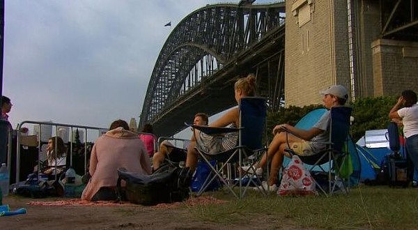悉尼港已被“攻占”！民众在海港大桥附近“安营扎寨” 抢占最佳观景点（组图） - 1