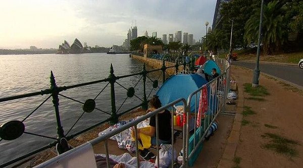 悉尼港已被“攻占”！民众在海港大桥附近“安营扎寨” 抢占最佳观景点（组图） - 4
