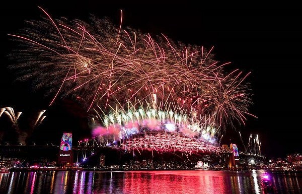 中途华人大撤离，悉尼跨年夜彻底嗨翻！史上最震撼烟火惊艳世界，2019，在澳洲的我们来了！（组图/视频） - 54