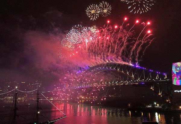 中途华人大撤离，悉尼跨年夜彻底嗨翻！史上最震撼烟火惊艳世界，2019，在澳洲的我们来了！（组图/视频） - 57