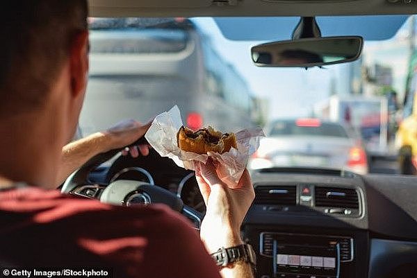 8070450-6550385-Eating_behind_the_wheel_can_be_costly_with_a_448_fine_and_three_-a-2_1546480229373.jpg,0
