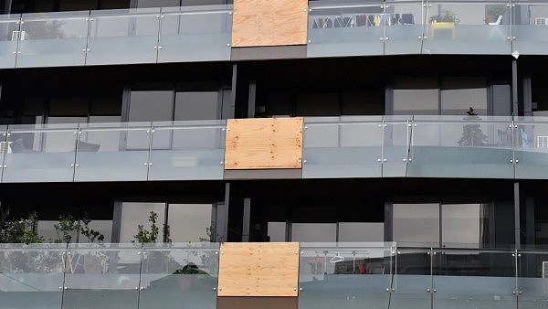 墨尔本豪华公寓玻璃栏板“爆炸”！维州或设“缺陷担保”保护业主权益（图） - 4