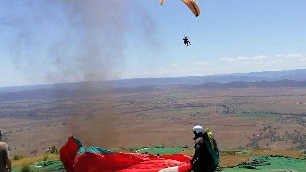 新州一滑翔伞出发地突发尘卷风！滑翔伞爱好者被卷入空中！（图） - 2