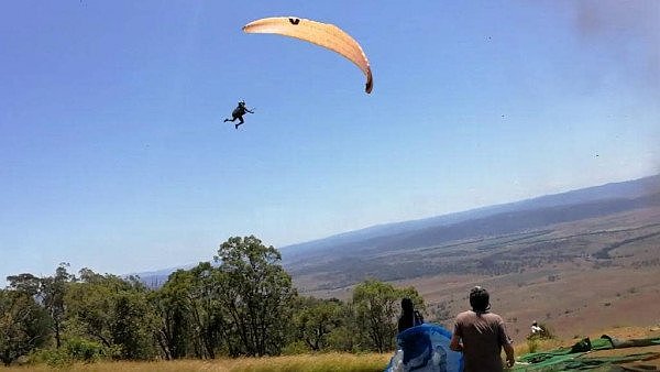 新州一滑翔伞出发地突发尘卷风！滑翔伞爱好者被卷入空中！（图） - 3