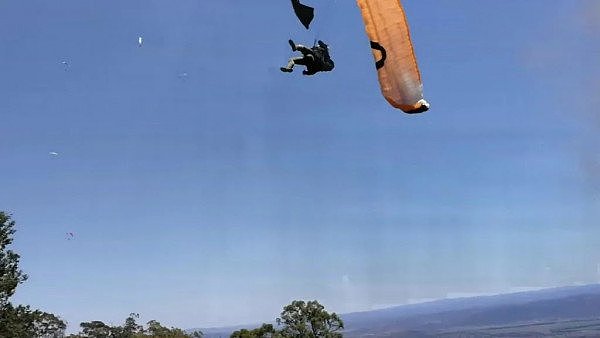 新州一滑翔伞出发地突发尘卷风！滑翔伞爱好者被卷入空中！（图） - 4