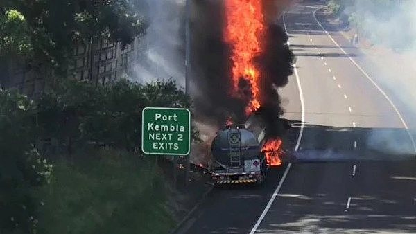 新州M1高速运油车起火！悉尼往返卧龙岗数千人受影响！延误或全天持续（组图） - 1