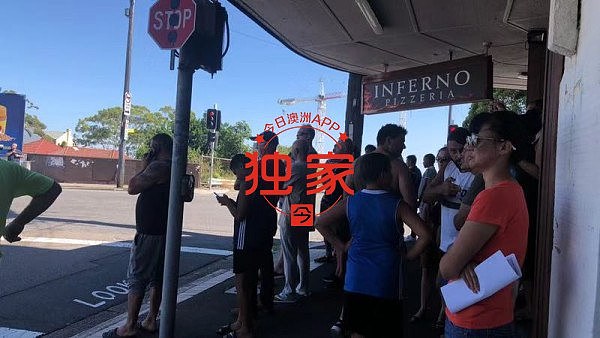 现场目击：他一直拿刀捅自己！还有别人追他！华人店主：“在我店门口！”（视频/组图） - 13