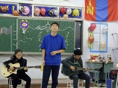 曝中国内蒙古一中学教室里挂“蒙古国国旗和国徽” （图） - 2