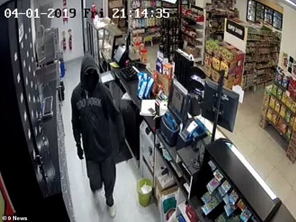 8218626-6564529-Footage_captured_the_hooded_thief_walking_into_the_Slade_Point_N-a-2_1546862876030.jpg,0