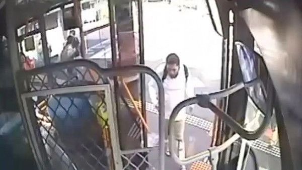 墨尔本女子搭乘公交车被侵犯！罪犯冲她“假笑”！警方已公布罪犯图片（图） - 1