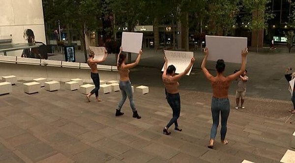 悉尼CBD街头出现多名裸女 呼吁联邦政府为“落跑”少女提供庇护（组图） - 2