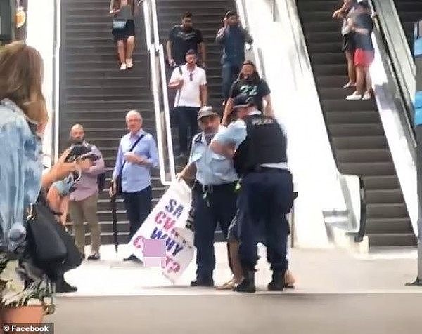 华人老汉在悉尼CBD被警员押走 路人：警察太粗鲁了！（组图/视频） - 3