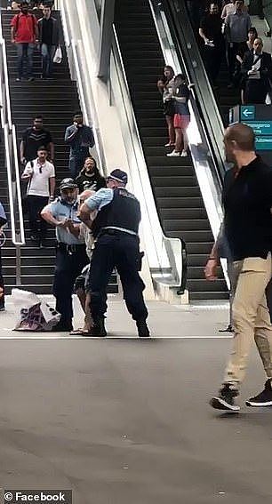华人老汉在悉尼CBD被警员押走 路人：警察太粗鲁了！（组图/视频） - 1