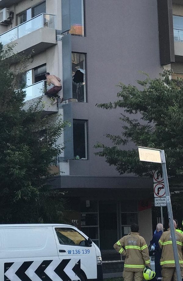 St Kilda公寓楼一周内多次出事！警方正在通缉今早该公寓楼伤人男子！（图） - 9