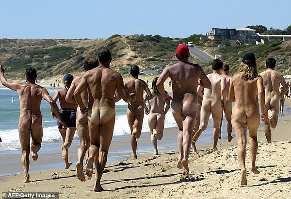 南澳海滩举办“裸体游戏” 500余人不穿衣海滩玩游戏（组图） - 5