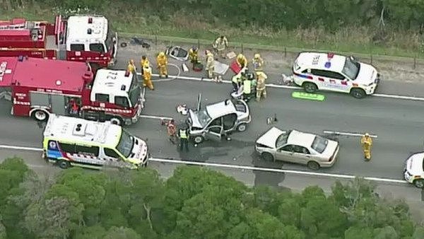 墨尔本高速路辆车迎面相撞！两司机均受重伤被送医（图） - 1