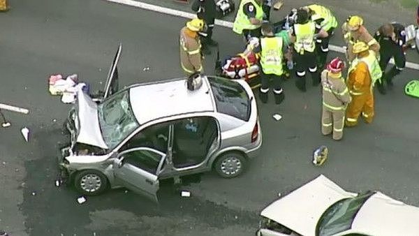 墨尔本高速路辆车迎面相撞！两司机均受重伤被送医（图） - 2