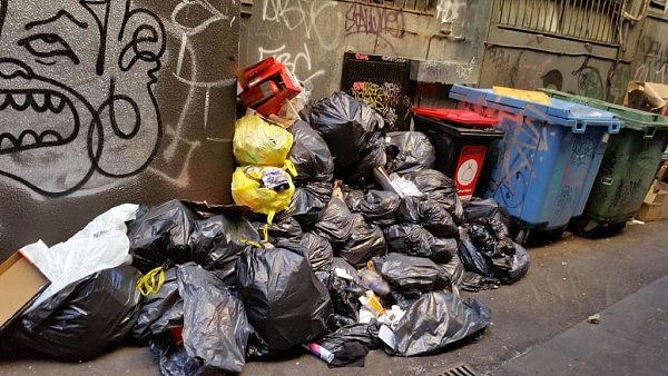 拼了！澳洲议会人员为找出乱扔垃圾者 翻找垃圾桶查找有用信息 （图） - 6