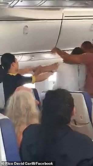 空中大乱斗！乘客突然“发疯”，飞新加坡航班迫降悉尼（视频/组图） - 3
