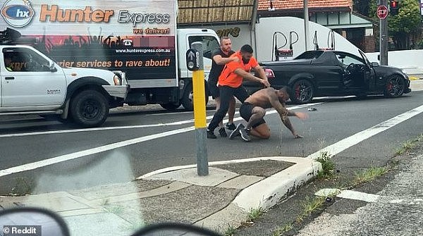悉尼内西区街头秒变“拳击台” 两男子在路中央挥拳互殴（组图/视频） - 2