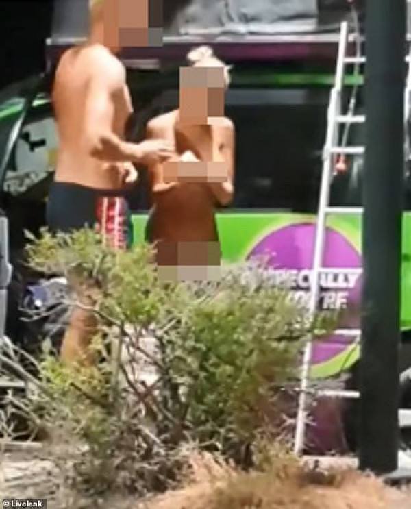 惊呆！女子赤身裸体在昆州公路旁洗澡 路人看傻眼（组图/视频） - 1