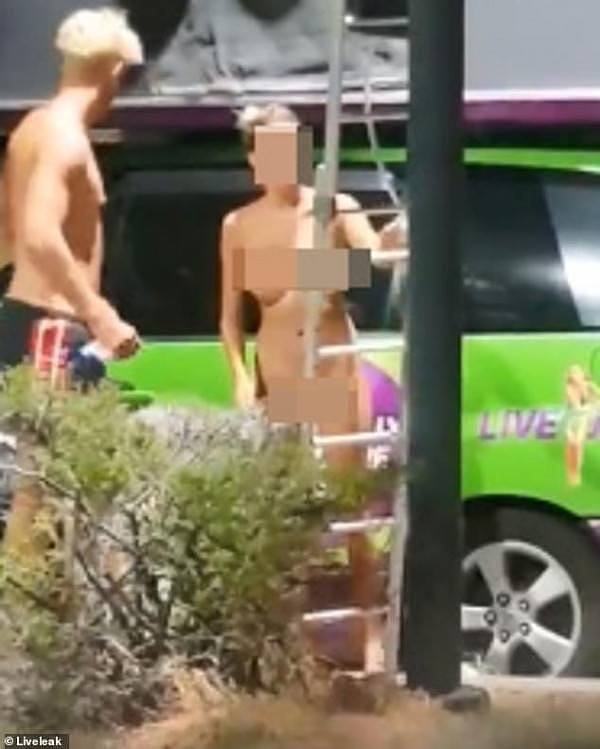 惊呆！女子赤身裸体在昆州公路旁洗澡 路人看傻眼（组图/视频） - 2