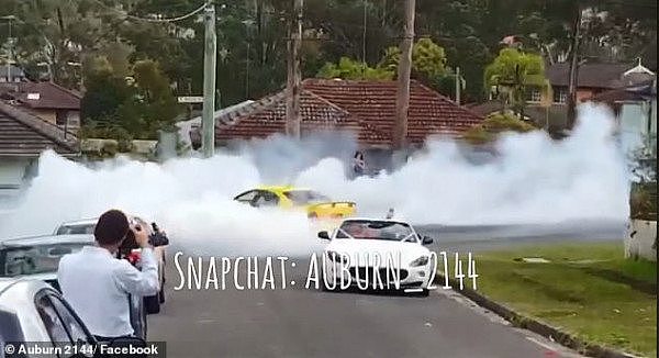大写的“尬”！婚礼宾客在悉尼街头飚车 炫技失败三豪车被撞（组图/视频） - 2