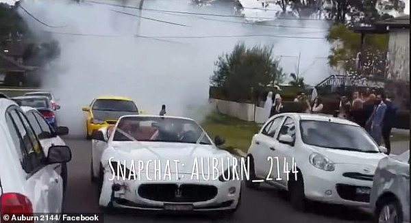 大写的“尬”！婚礼宾客在悉尼街头飚车 炫技失败三豪车被撞（组图/视频） - 3