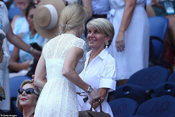 还是那么仙！妮可·基德曼现身澳网赛场，一袭白色蕾丝裙，与毕晓普亲密互动！（视频/组图） - 1