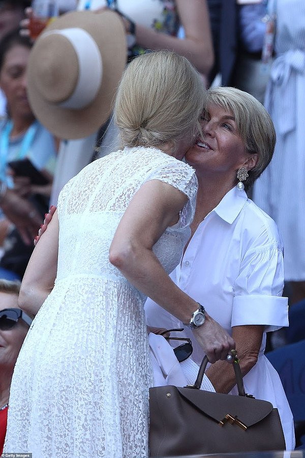 还是那么仙！妮可·基德曼现身澳网赛场，一袭白色蕾丝裙，与毕晓普亲密互动！（视频/组图） - 2