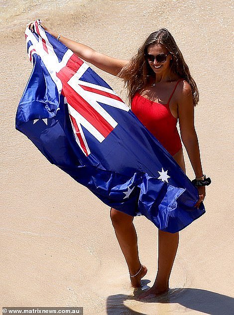挤爆了！悉尼气温不断飙升，万人涌入Bondi海滩共庆澳洲日！（组图） - 1