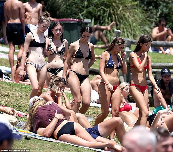 挤爆了！悉尼气温不断飙升，万人涌入Bondi海滩共庆澳洲日！（组图） - 3