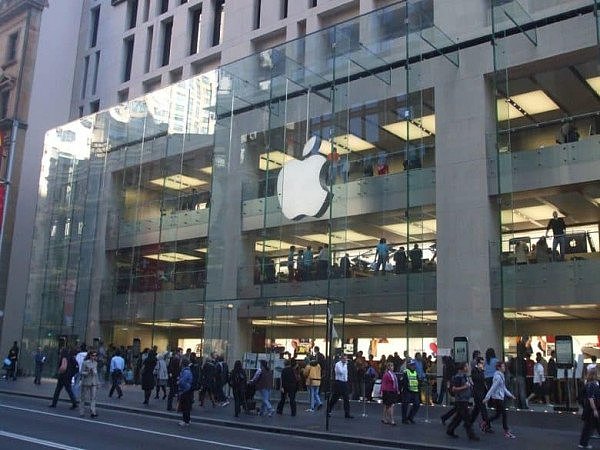 Apple_Store_in_George_Street_Sydney-780x585.jpg,0