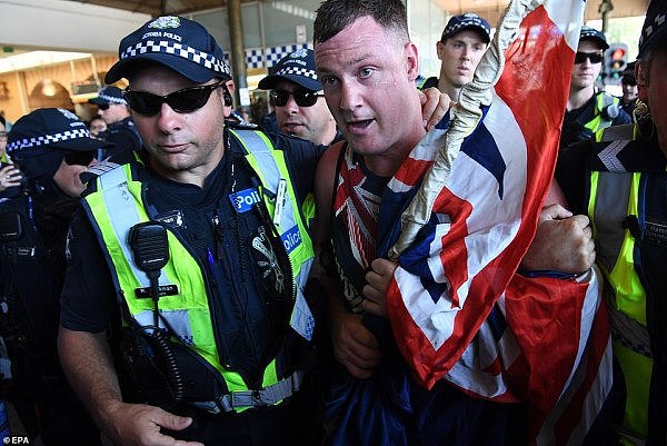因手持澳洲国旗旁观游行，墨市男子澳洲日遭无端袭击！（视频/组图） - 1