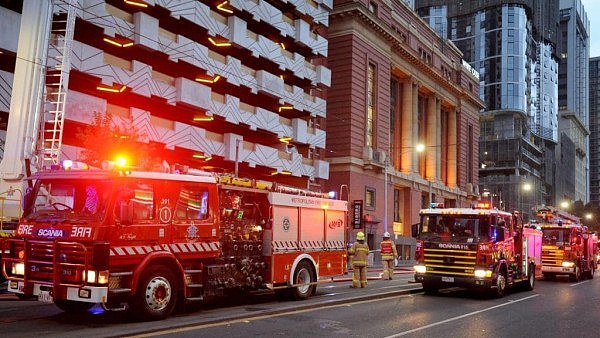 墨尔本CBD公寓楼起火原因系烟头！可燃包层致多层起火（组图） - 8