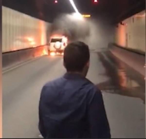 恐怖！悉尼M5隧道内车辆爆炸起火！除夕夜大量司机被困（视频/组图） - 1