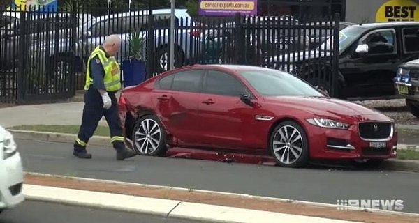 司机发病，垃圾车悉尼街头突然失控！6辆小车无辜被撞，损毁严重（组图） - 5