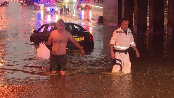 几万家庭断电，十字路口成湖泊！昨晚悉尼突降大雨，市区“看海”（组图） - 3