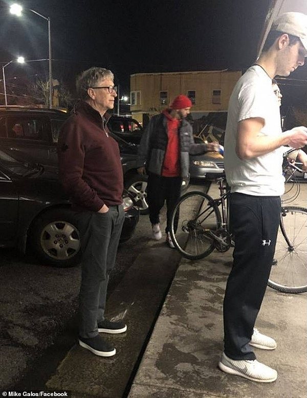 8652370-6685539-Billionaire_Bill_Gates_63_was_spotted_in_line_at_Dick_s_Drive_In-a-38_1549711607099.jpg,0