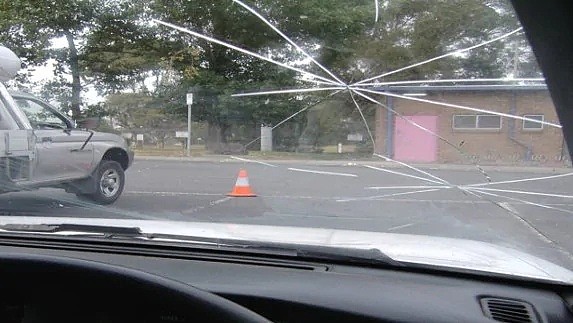 维州司机们用牛奶箱、水桶当座椅开车上路 警员狠批：愚蠢至极（组图） - 1