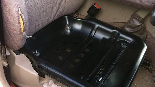 维州司机们用牛奶箱、水桶当座椅开车上路 警员狠批：愚蠢至极（组图） - 2