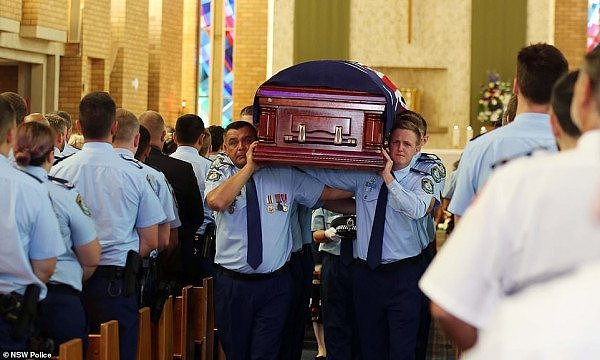 车祸中横死，悉尼警员出殡，华裔遗孀痛不欲生！数百人泪洒葬礼（视频/组图） - 4