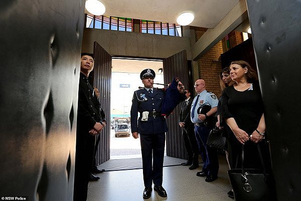 车祸中横死，悉尼警员出殡，华裔遗孀痛不欲生！数百人泪洒葬礼（视频/组图） - 9