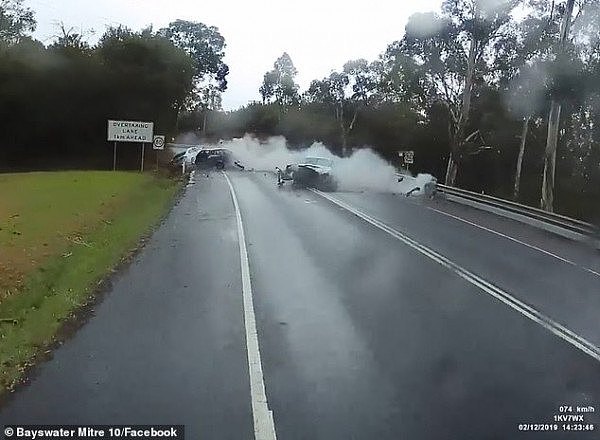 澳洲潮湿路段发生连环车祸，卡车司机“蛇形走位”成功避免再度碰撞（视频/图） - 1