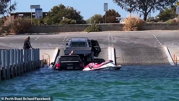 把保时捷当船开？澳洲司机疑驾车下海遭群嘲 网友：这是洗车？（视频/组图） - 1