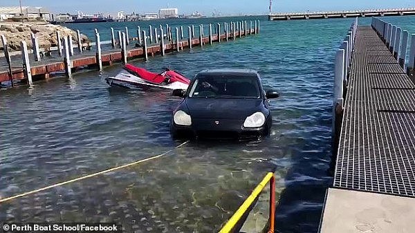 把保时捷当船开？澳洲司机疑驾车下海遭群嘲 网友：这是洗车？（视频/组图） - 2