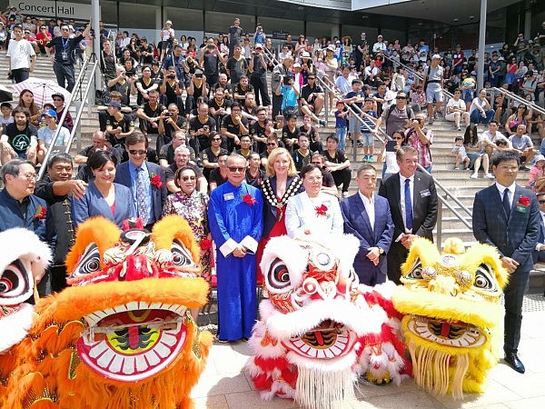 温鑑良率众弟子展示实用咏春拳 柔功门醒狮表演梅花桩技惊四座 - 8