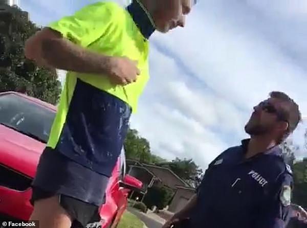 “我要揍你三拳！”新州警察与路人发生口角 威胁“我们走着瞧”（视频） - 2