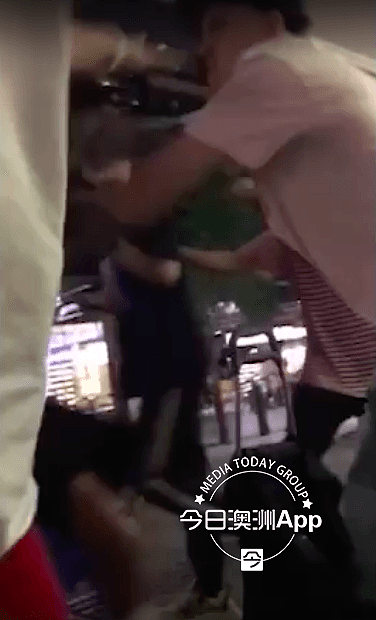 中国留学生澳洲街头遭种歧，被西人辱骂打伤！评论怒了：挨揍后，不能不吭声！（视频/组图） - 4